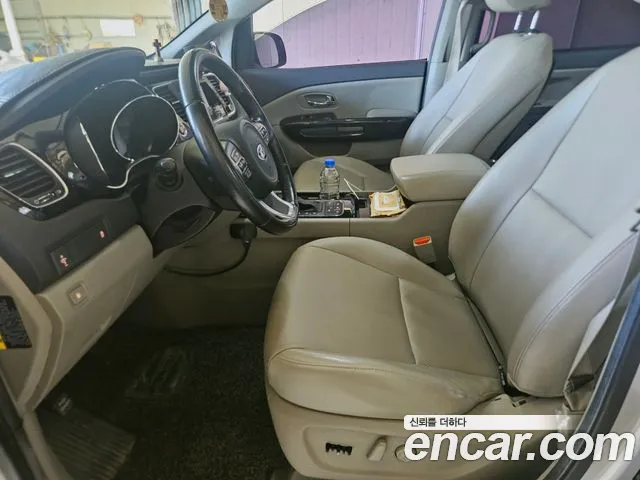 Kia Carnival 2015 thumb 8