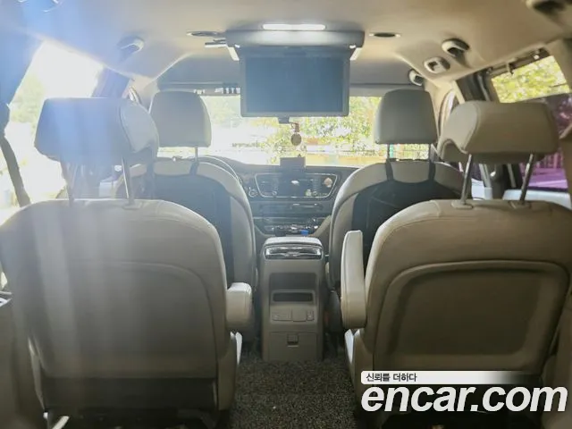 Kia Carnival 2015 thumb 12