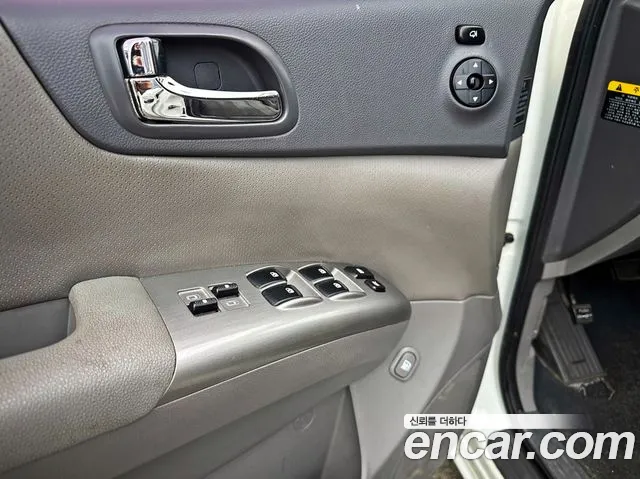 Kia Carnival 2012 thumb 9