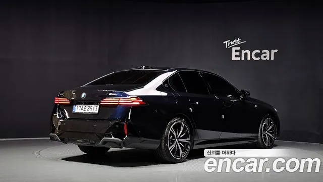BMW 5-Series 2025 thumb 2