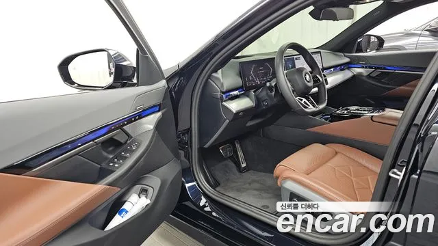 BMW 5-Series 2025 thumb 10