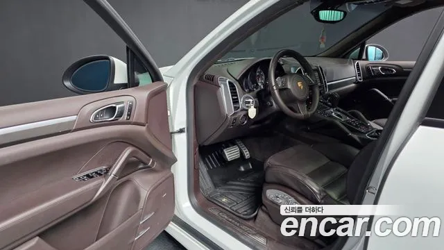 Porsche Cayenne 2013 thumb 10