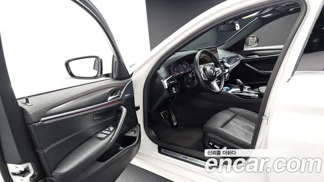 BMW 5-Series 2023 thumb 10