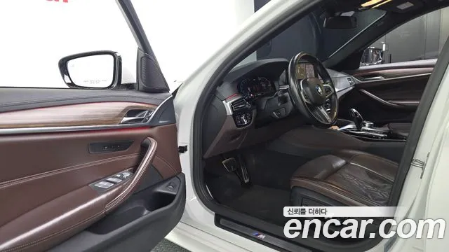 BMW 5-Series 2020 thumb 10