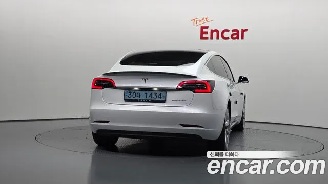 Tesla Model 3 2020 thumb 4
