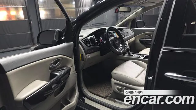 Kia Carnival 2015 thumb 10