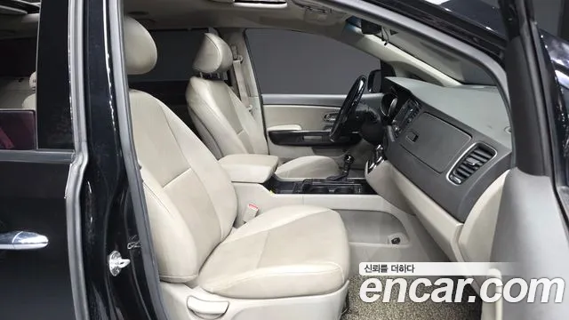 Kia Carnival 2015 thumb 11