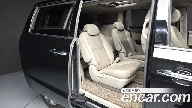 Kia Carnival 2015 thumb 12