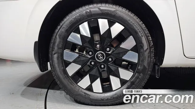 Hyundai Staria 2024 thumb 5