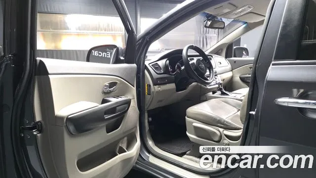 Kia Carnival 2017 thumb 10