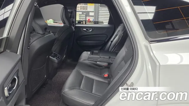 Volvo XC60 2021 thumb 11
