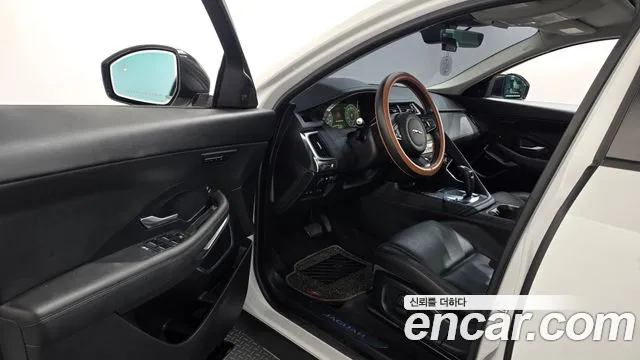 Jaguar E-Pace 2019 thumb 10