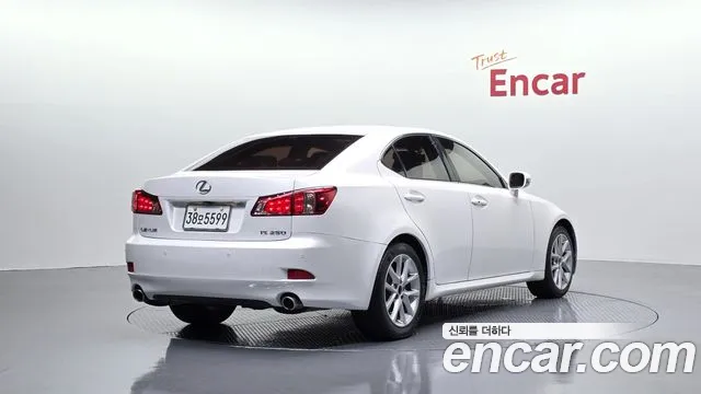 Lexus IS 2010 thumb 2