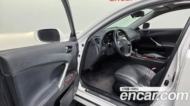 Lexus IS 2010 thumb 10