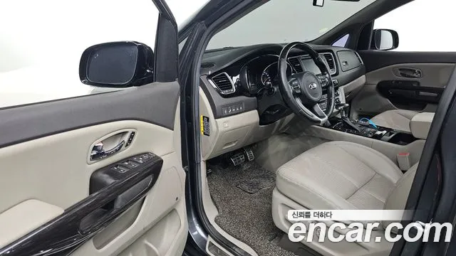 Kia Carnival 2016 thumb 9