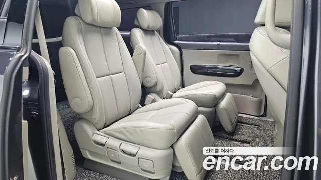 Kia Carnival 2016 thumb 10