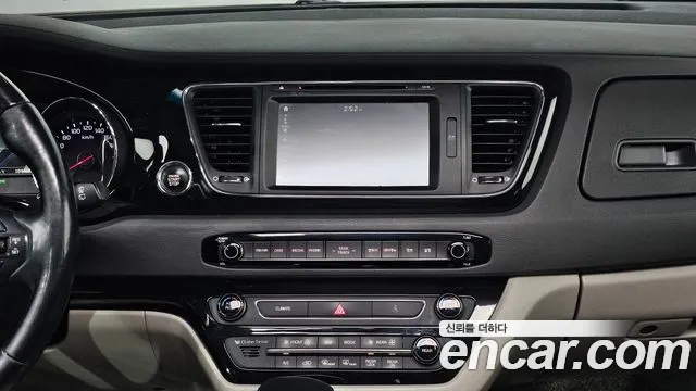 Kia Carnival 2016 thumb 12