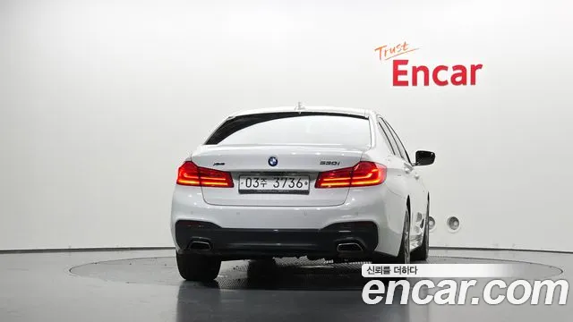BMW 5-Series 2018 thumb 3