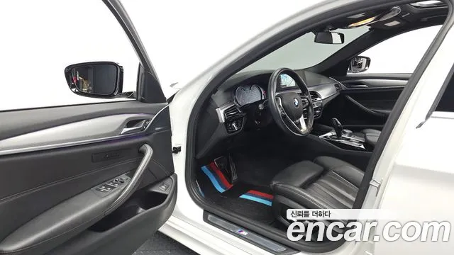 BMW 5-Series 2018 thumb 9