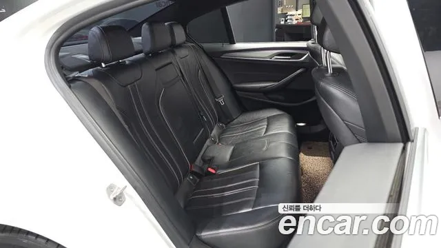 BMW 5-Series 2018 thumb 11
