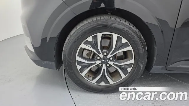 Kia Carnival 2023 thumb 5