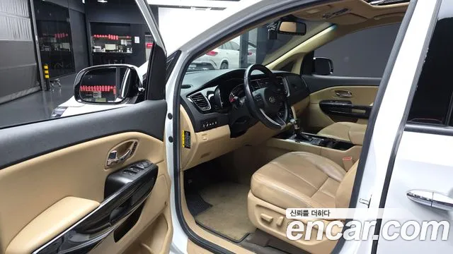 Kia Carnival 2017 thumb 9