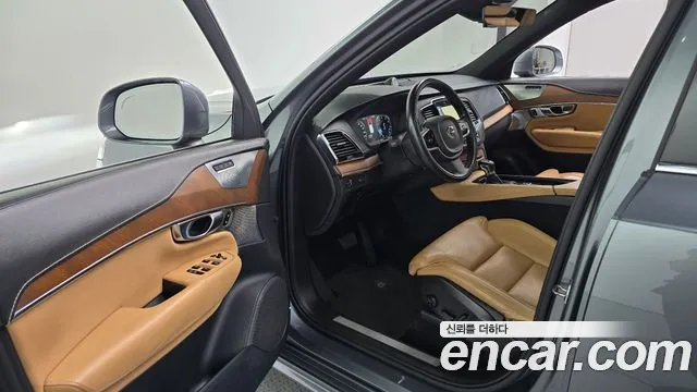 Volvo XC90 2017 thumb 10