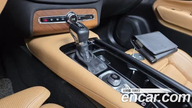 Volvo XC90 2018 thumb 9