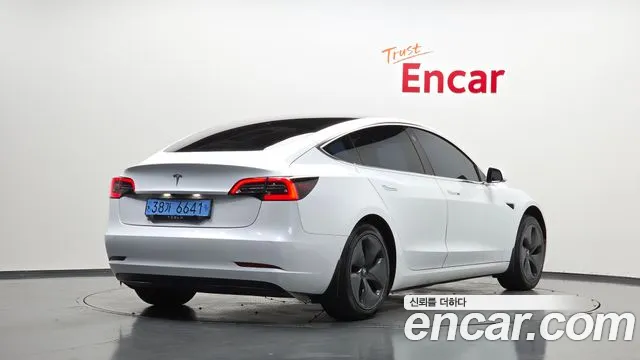 Tesla Model 3 2020 thumb 2