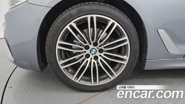 BMW 5-Series 2018 thumb 5