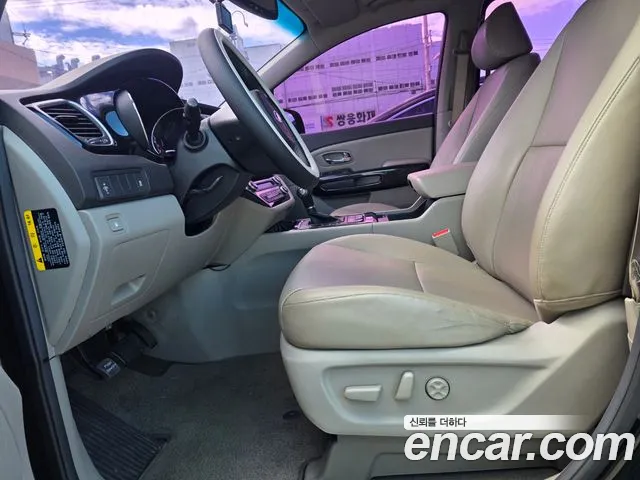 Kia Carnival 2016 thumb 10