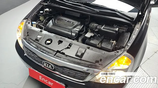 Kia Carnival 2013 thumb 6