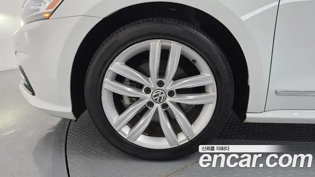 Volkswagen Passat (North America and China) 2018 thumb 5