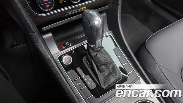 Volkswagen Passat (North America and China) 2018 thumb 9