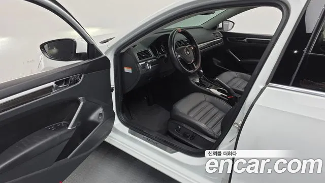 Volkswagen Passat (North America and China) 2018 thumb 10