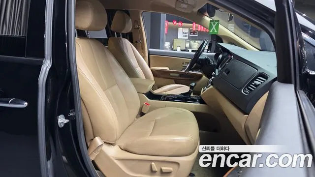 Kia Carnival 2017 thumb 10