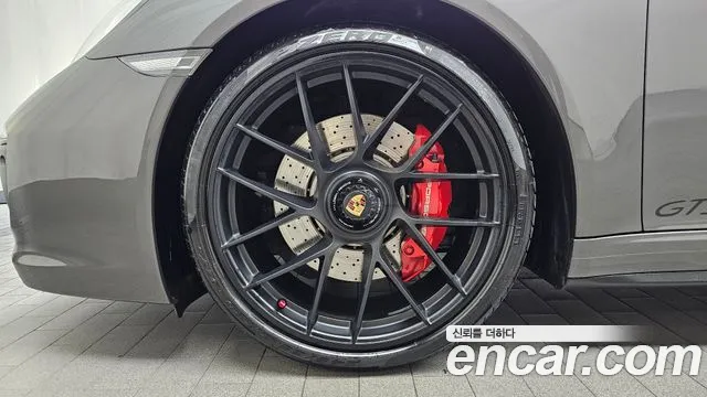Porsche 911 2018 thumb 5