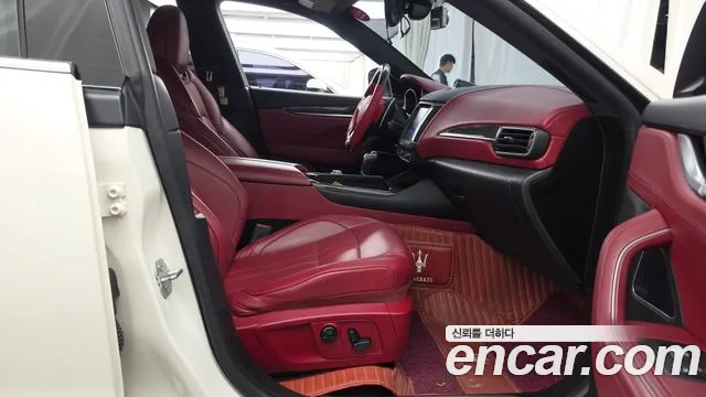Maserati Levante 2017 thumb 11