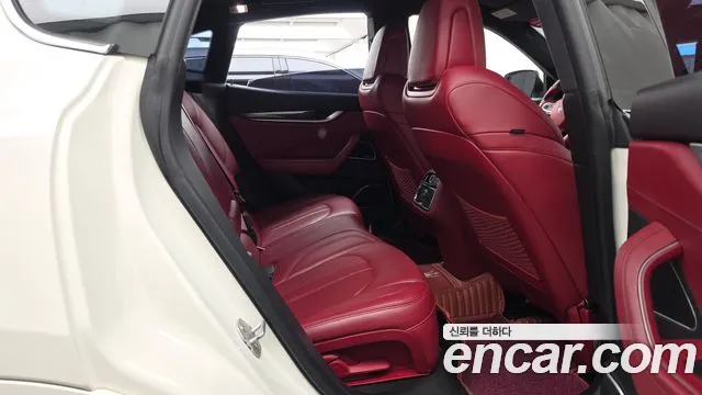 Maserati Levante 2017 thumb 12