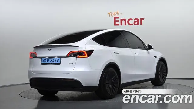 Tesla Model Y 2023 thumb 2