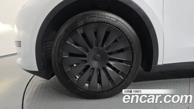 Tesla Model Y 2023 thumb 5