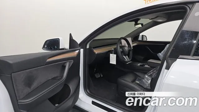 Tesla Model Y 2023 thumb 10