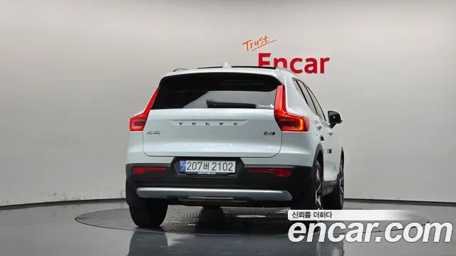 Volvo XC40 2023 thumb 4