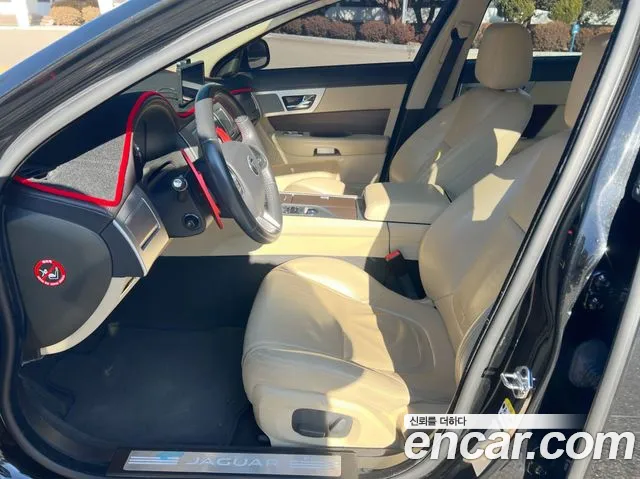Jaguar XF 2014 thumb 10