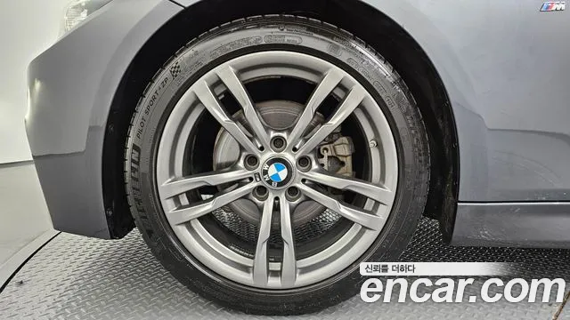 BMW 3-Series 2018 thumb 4