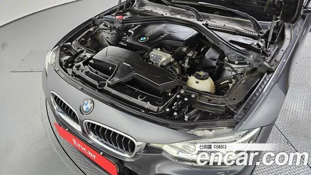 BMW 3-Series 2018 thumb 5