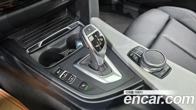 BMW 3-Series 2018 thumb 8