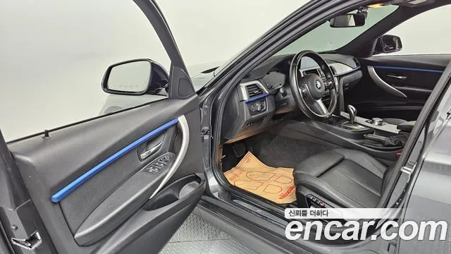 BMW 3-Series 2018 thumb 9