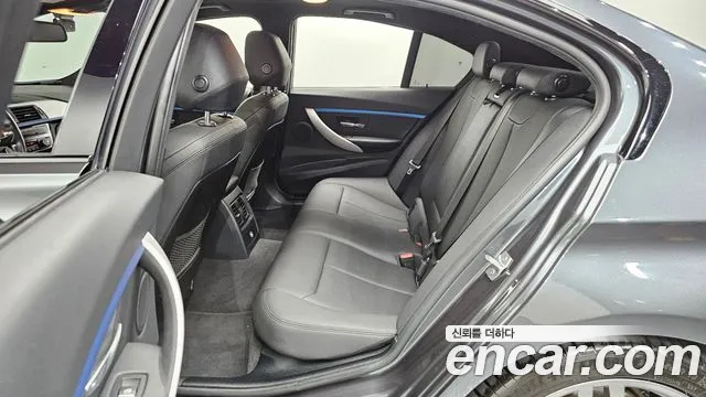 BMW 3-Series 2018 thumb 10