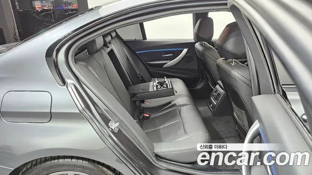 BMW 3-Series 2018 thumb 11
